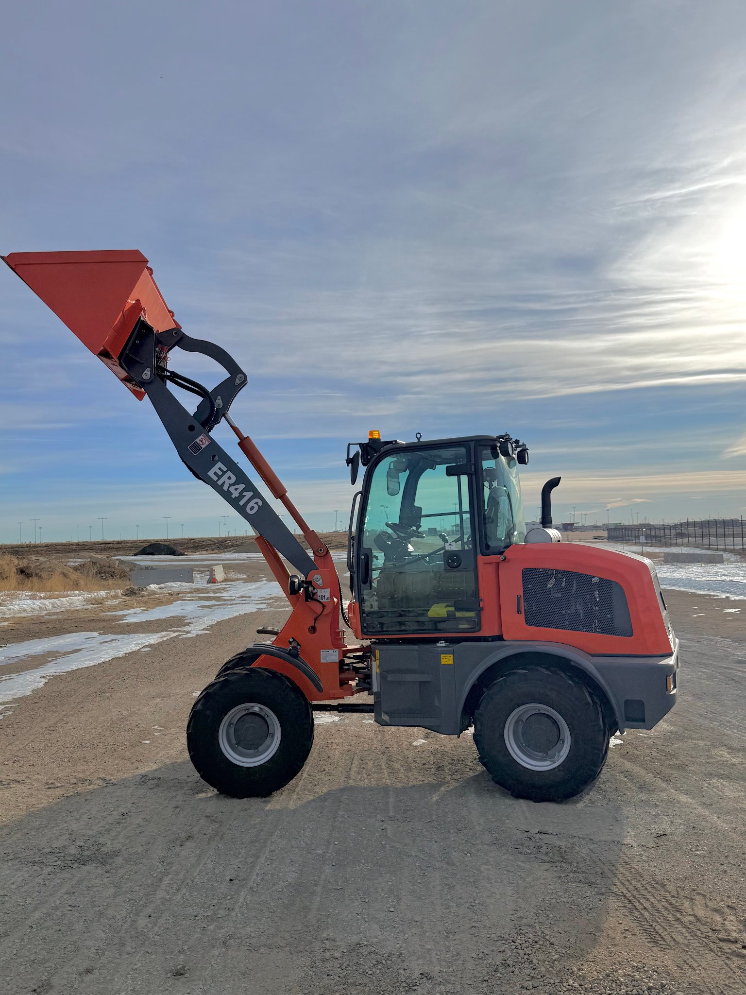 Everun ER416 Wheel Loader - bucket raised